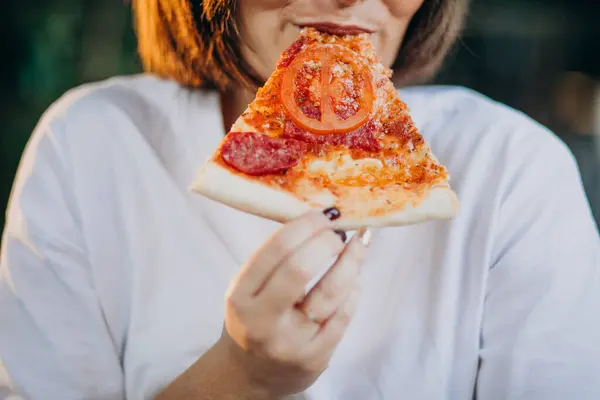 Μια Νεαρή Όμορφη Γυναίκα Τρώει Πίτσα Ένα Μπαρ — Φωτογραφία Αρχείου