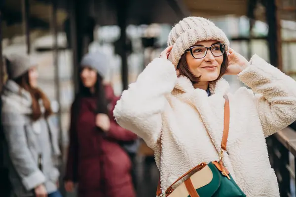 Drie Meisjes Vrienden Student Winter Outfit Buiten Straat — Stockfoto