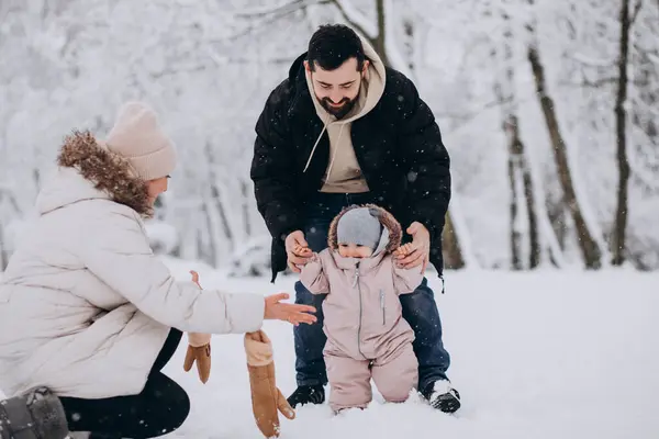 Junge Familie Mit Kleiner Tochter Schneebedeckten Winterwald — Stockfoto