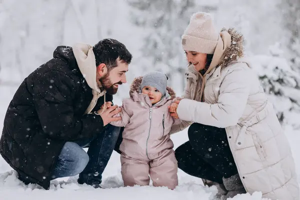 Junge Familie Mit Kleiner Tochter Schneebedeckten Winterwald — Stockfoto