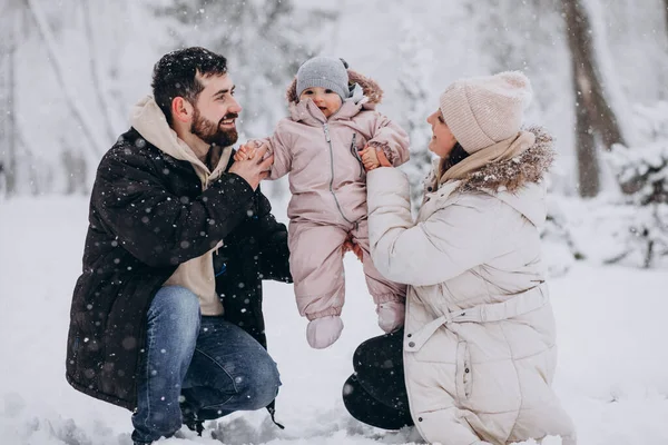 雪に満ちた冬の森で小さな娘を持つ若い家族 — ストック写真