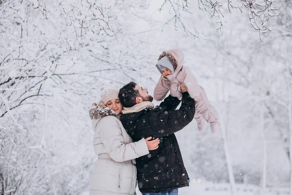 Młoda Rodzina Córeczką Zimowym Lesie Pełnym Śniegu — Zdjęcie stockowe