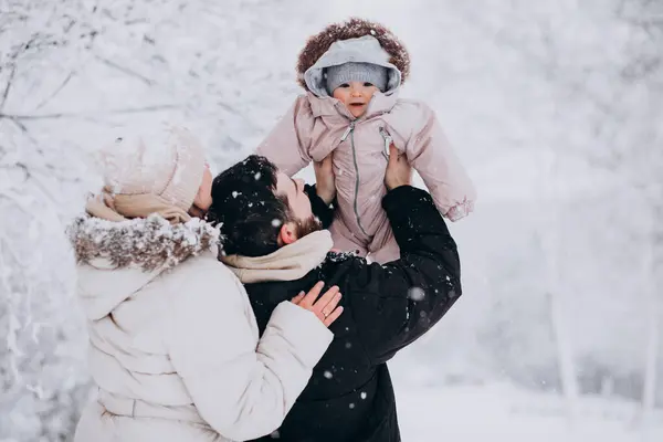 Ung Familj Med Liten Dotter Vinterskog Full Snö — Stockfoto
