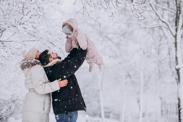 Młoda Rodzina Córeczką Zimowym Lesie Pełnym Śniegu — Zdjęcie stockowe