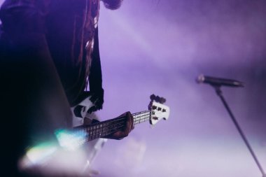 Bir parti akşamı izole edilmiş müzik aletleri.