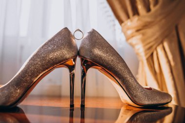 Yüksek topuklu ayakkabılar izole.