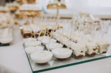 Süslü bir restoranda düğün masaları.