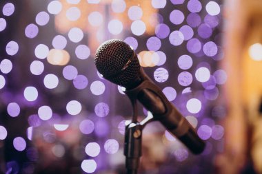 Bir parti akşamı izole edilmiş müzik aletleri.