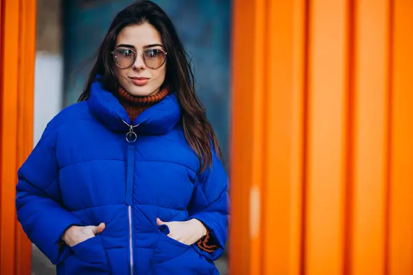 Jonge Aantrekkelijke Vrouw Blauwe Winterjas — Stockfoto
