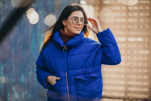 Молодая Привлекательная Женщина Синей Зимней Куртке — стоковое фото