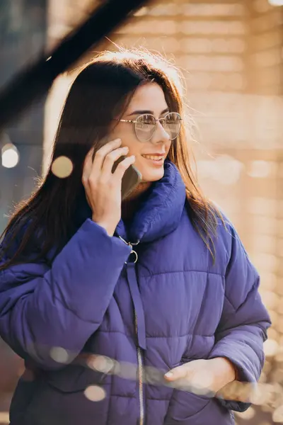 Jong Vrouw Model Met Behulp Van Telefoon Buiten Straat — Stockfoto
