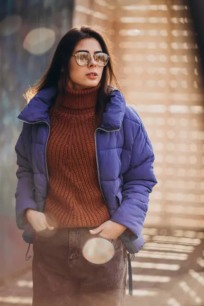 Молодая Женщина Синей Куртке Улице Парке — стоковое фото