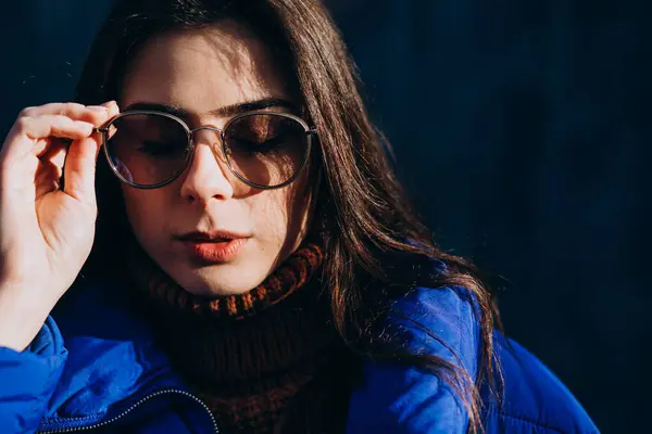 Молодая Женщина Модель Синей Зимней Куртке Синем Фоне — стоковое фото