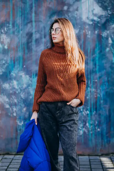 Молодая Женщина Модель Синей Зимней Куртке Синем Фоне — стоковое фото