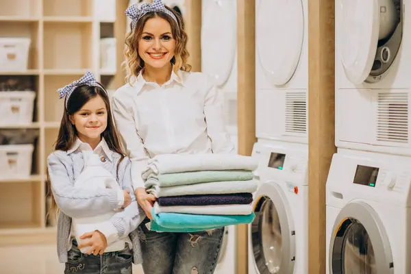 Mutter Mit Tochter Wäscht Bei Selbstbedienungswäscherei — Stockfoto