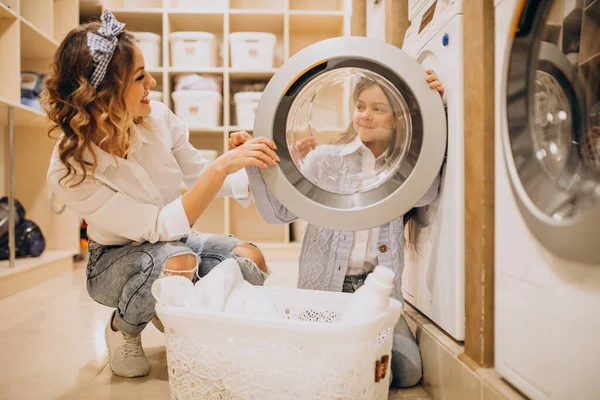 Mutter Mit Tochter Wäscht Bei Selbstbedienungswäscherei — Stockfoto
