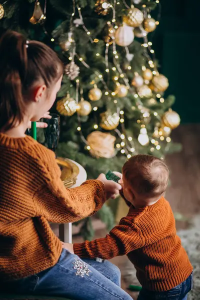 Mutter Mit Kleiner Tochter Schmückt Weihnachtsbaum — Stockfoto
