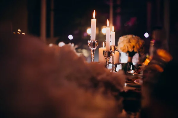 Kerzen Brennen Einem Hochzeitsgeschmückten Restaurant — Stockfoto