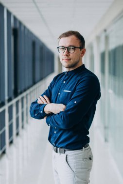 Ofisteki genç yakışıklı adam.