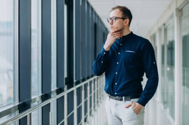 Ofisteki genç yakışıklı adam.