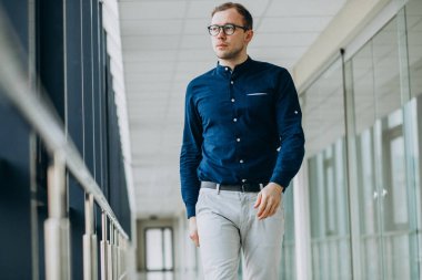 Ofisteki genç yakışıklı adam.