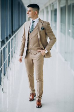 Genç yakışıklı adam ofiste yalnız.