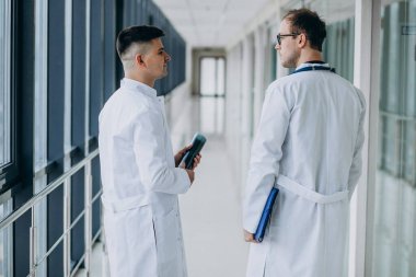 İki doktor ameliyattan önce tedaviyi tartışıyor.