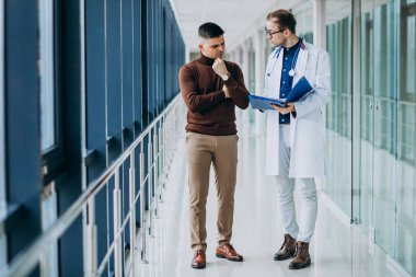 Doktor klinikteki hastasıyla konuşuyor.