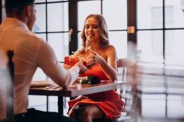 Sevgililer gününde restoranda yemek yiyen çift.