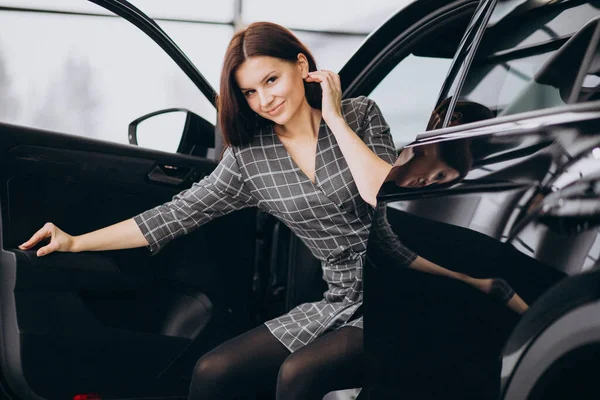 Araba Galerisinde Araba Seçen Genç Bir Kadın — Stok fotoğraf