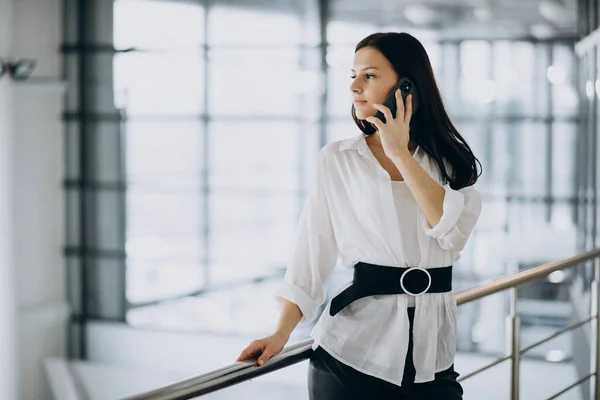 Junge Geschäftsfrau Telefoniert Büro — Stockfoto
