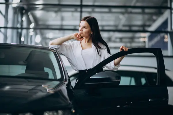 Молодая Женщина Автосалоне Выбирает Машину — стоковое фото