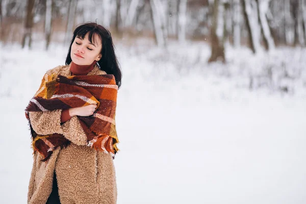 Молодая Счастливая Женщина Теплой Одежде Зимнем Парке — стоковое фото