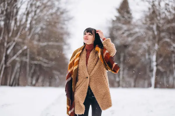 Молодая Счастливая Женщина Теплой Одежде Зимнем Парке — стоковое фото