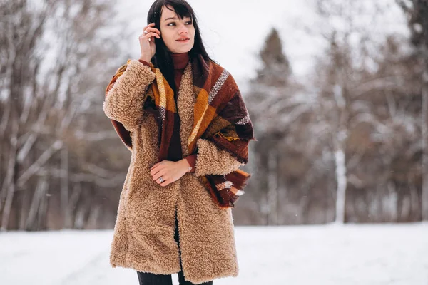 Ung Lycklig Kvinna Varma Dukar Vinterpark — Stockfoto