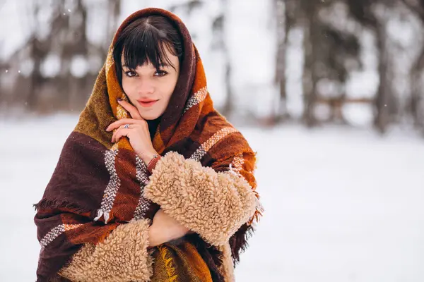 Fiatal Boldog Meleg Ruhában Egy Téli Parkban — Stock Fotó