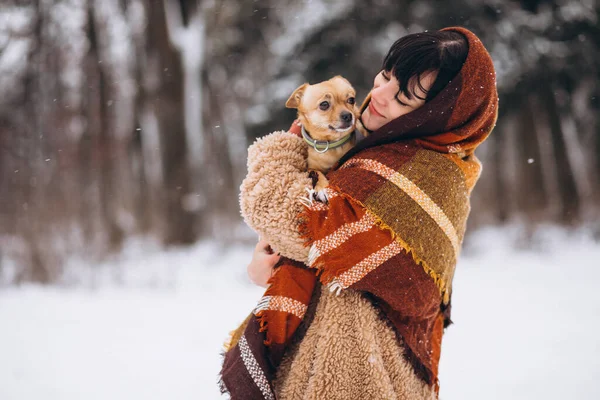 Jovem Mulher Fora Parque Com Seu Cachorrinho Inverno — Fotografia de Stock