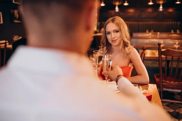 Sevgililer Gününde Restoranda Yemek Yiyen Çift — Stok fotoğraf