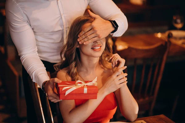 Homem Dando Uma Caixa Presente Dia Dos Namorados Restaurante — Fotografia de Stock