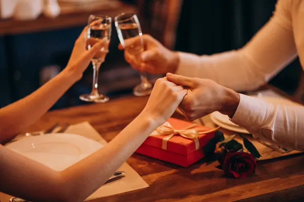 Couple Tenant Main Verres Champaigne Soir Saint Valentin Dans Restaurant — Photo