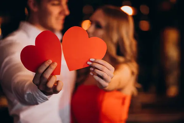 Pár Drží Papírové Srdce Valentýna — Stock fotografie