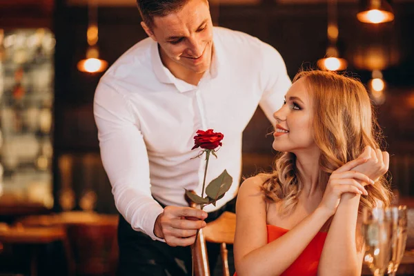 Paar Een Restaurant Valentijnsdag — Stockfoto