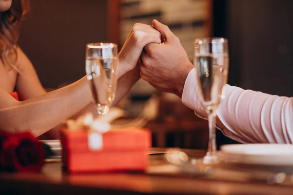 Couple Tenant Main Soir Saint Valentin Dans Restaurant — Photo