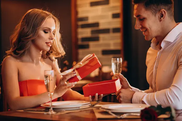 Sevgililer Gününde Bir Restoranda Çift Olarak — Stok fotoğraf