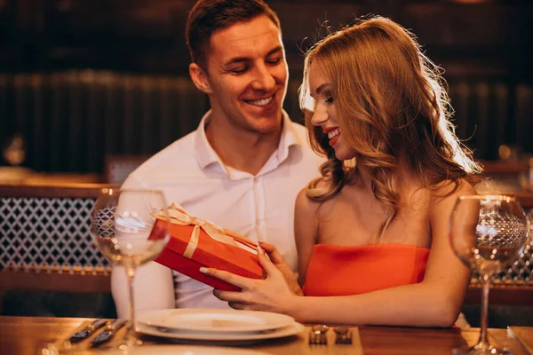 Pareja Juntos Día San Valentín Restaurante —  Fotos de Stock