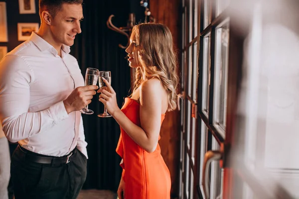 Sevgililer Gününde Bir Restoranda Şampanya Içen Çift — Stok fotoğraf