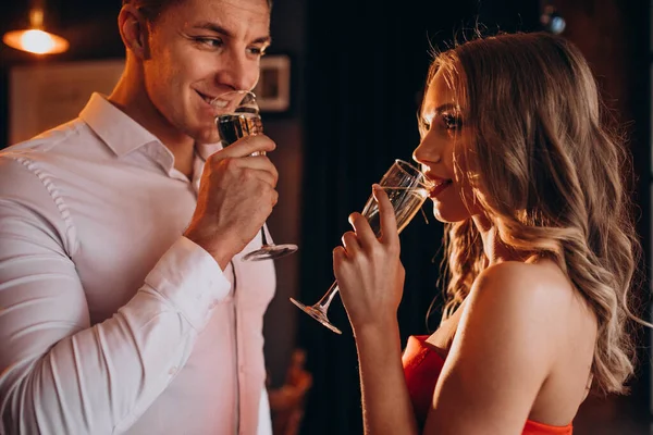 Sevgililer Gününde Bir Restoranda Şampanya Içen Çift — Stok fotoğraf