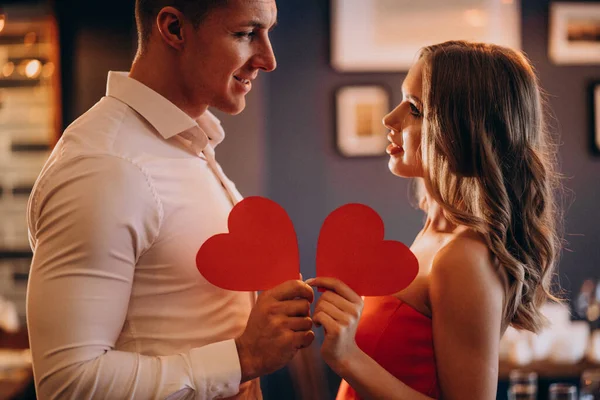 Sevgililer Gününde Ellerinde Kağıt Kalpler Tutan Bir Çift — Stok fotoğraf