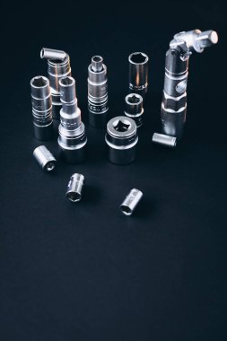 Arka planda izole edilmiş araç ve cıvatalar