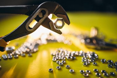 Sarı arkaplanda izole edilmiş araç ve cıvatalar